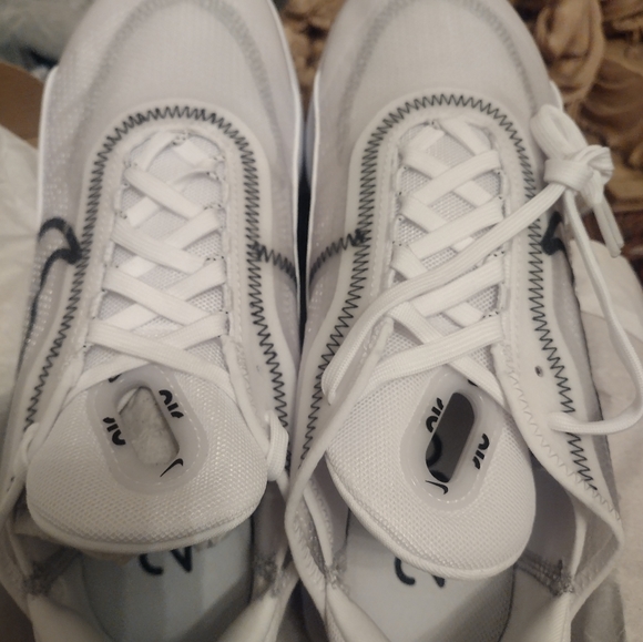 WMNS AIR Max 2090 - Picture 3 of 5